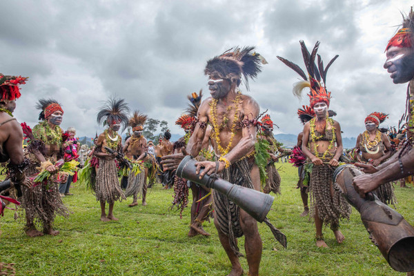 Đây là hoạt động diễn ra hằng năm ở New Guinea, thu hút rất nhiều khách du lịch tới từ nhiều nơi trên thế giới, các bộ tộc sẽ tụ họp, quây quần để hát và nhảy múa cùng nhau.