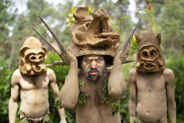 Người Chimbu sống ở vùng núi có độ cao lên tới 2.377 m so với mực nước biển. Trong ảnh là những xác sống, hình ảnh bộ xương người được vẽ trực tiếp lên cơ thể hiện nay mang tính trang trí, hóa trang cho các lễ hội văn hóa hơn là để đe dọa đối thủ. Trong ảnh là người bùn Asaro, sống ở vùng cao nguyên phía đông Papua New Guinea, họ nhào nặn những chiếc mặt nạ từ bùn để bày tỏ lòng kính trọng với các vị thần linh của mình. Những chiếc mặt nạ gớm ghiếc này được trang trí bằng răng lợn và vỏ sò, vỏ ốc.