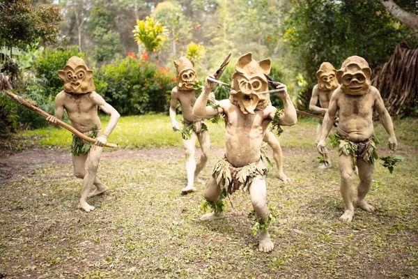 Bộ tộc người bùn Asaro sống ở bên ngoài thị trấn Goroka, trên vùng cao nguyên của đất nước Papua New Guinea. Truyền thuyết kể rằng sau khi bị đánh bại bởi một bộ lạc kẻ thù, họ đã lội qua sông Asaro. Khi đứng lên, cơ thể của họ vô tình được bao phủ trong đất sét, nhìn rất đáng sợ. Kẻ thù nhìn thấy đã vô cùng kinh hãi, và bỏ chạy ngay lập tức. Kể từ đó đến nay họ vẫn giữ phong tục tập quán bôi bùn lên người.