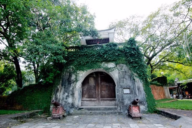 Trước đây, thành có 4 cổng được xây bằng gạch cổ, ứng với 4 phía đông, tây, nam, bắc.