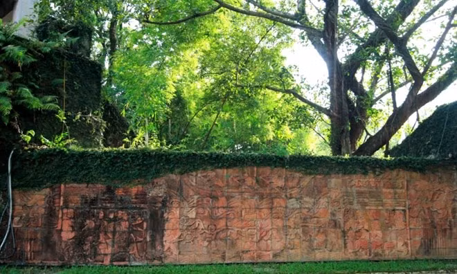 Dù thành cổ đã bị tàn phá nhiều, những đường nét, dấu tích xưa vẫn đủ khiến du khách thỏa niềm hoài cổ.