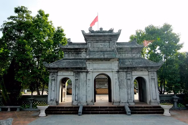 Ngay sau cột cờ là Đoan môn.