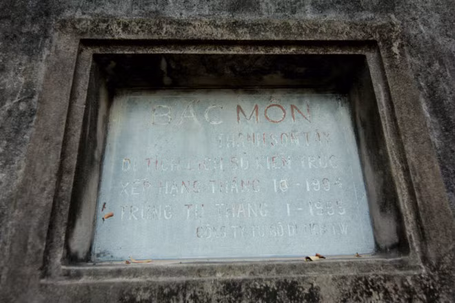 Tuy nhiên, trải qua nhiều biến cố, hiện chỉ còn giữ được 2 khẩu thần công nằm ở cổng phía bắc.