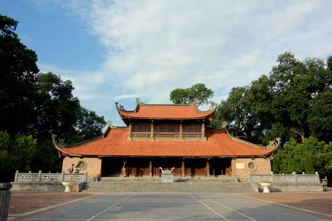 Rồi đến khoảng sân rộng được lát gạch dẫn tới điện Kính Thiên.