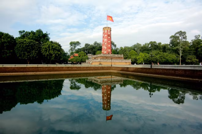 Cột cờ cao khoảng 18m đứng hùng vĩ trên 2 tầng bệ đá có rào chắn xung quanh là tâm điểm của thành cổ.