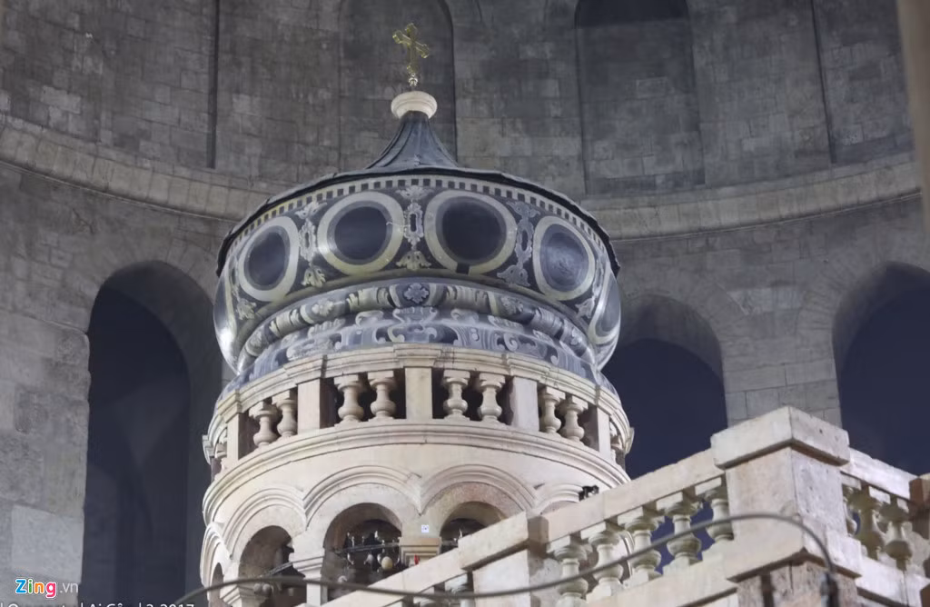 Bao quanh và che lấy phần mộ là công trình mang tên Edicule, có nghĩa là "ngôi nhà nhỏ" trong tiếng Latin. Công trình được tôn tạo lần gần đây nhất vào năm 1808-1810 sau một trận hỏa hoạn. Đây được cho là mộ phần của Chúa Jesus.