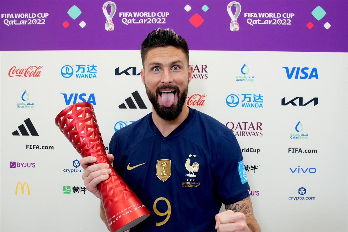 Với bàn thắng cuối hiệp một trong trận Pháp gặp Ba Lan ở vòng 16 đội, Olivier Giroud trở thành cầu thủ ghi nhiều bàn thắng nhất mọi thời đại của Pháp. Nhờ pha lập công này, tiền đạo này đã lập kỷ lục 52 bàn thắng, sau đó nâng lên thành 53 bàn thắng với pha đánh đầu ghi bàn trong trận tứ kết gặp Anh.