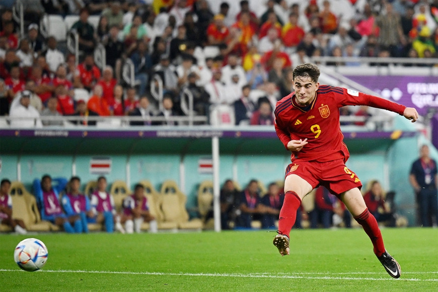 Gavi, cầu thủ bóng đá mặc áo Số 9 trở thành người đầu tiên ghi bàn cho Tây Ban Nha tại World Cup 2022. Đây là thành tích đáng tự hào với một cầu thủ mới 18 tuổi (sinh năm 2004).