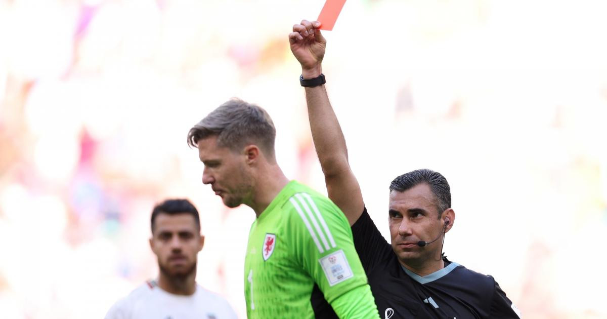 Thủ môn Wayne Hennessey của Xứ Wales trở thành cầu thủ đầu tiên tại FIFA World Cup 2022 nhận thẻ đỏ sau pha va chạm với Mehdi Taremi của Iran. Anh hiện là thủ môn thứ ba trong lịch sử World Cup bị thẻ đỏ rời sân.