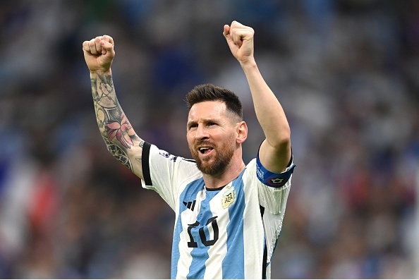 Messi đi vào lịch sử sau khi ghi bàn từ chấm penalty ở trận chung kết World Cup 2022 qua đó san bàn kỉ lục ghi bàn của "Vua bóng đá" Pele với 12 lần lập công.