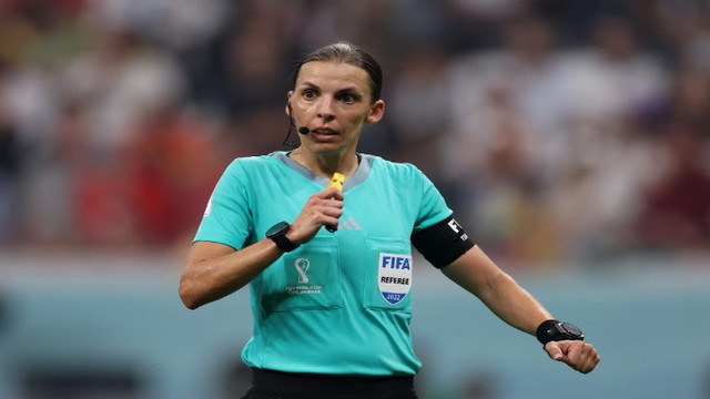 Stephanie Frappart trở thành người phụ nữ đầu tiên trong lịch sử "cầm cân nảy mực" trong vai trò trọng tài chính tại World Cup bóng đá nam ở trận Đức gặp Costa Rica.