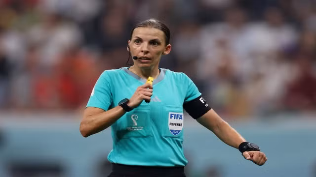 Stephanie Frappart trở thành người phụ nữ đầu tiên trong lịch sử "cầm cân nảy mực" trong vai trò trọng tài chính tại World Cup bóng đá nam ở trận Đức gặp Costa Rica.