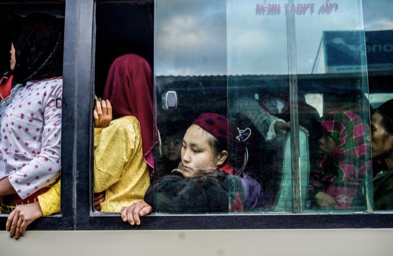 Bà Nguyen Kim Thuy, một giáo viên dạy tiếng Anh, 60 tuổi, đã giúp Mott mau chóng thích nghi với nơi sống mới. Bà Thuy đã làm việc nhiều năm với Mott về câu chuyện liên quan tới những người bị nhiễm chất độc da cam.