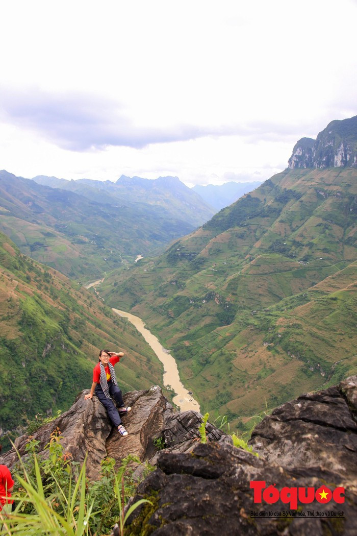 Một trong những điểm check in quen thuộc của du khách từ trên đỉnh đèo Mã Pì Lèng.