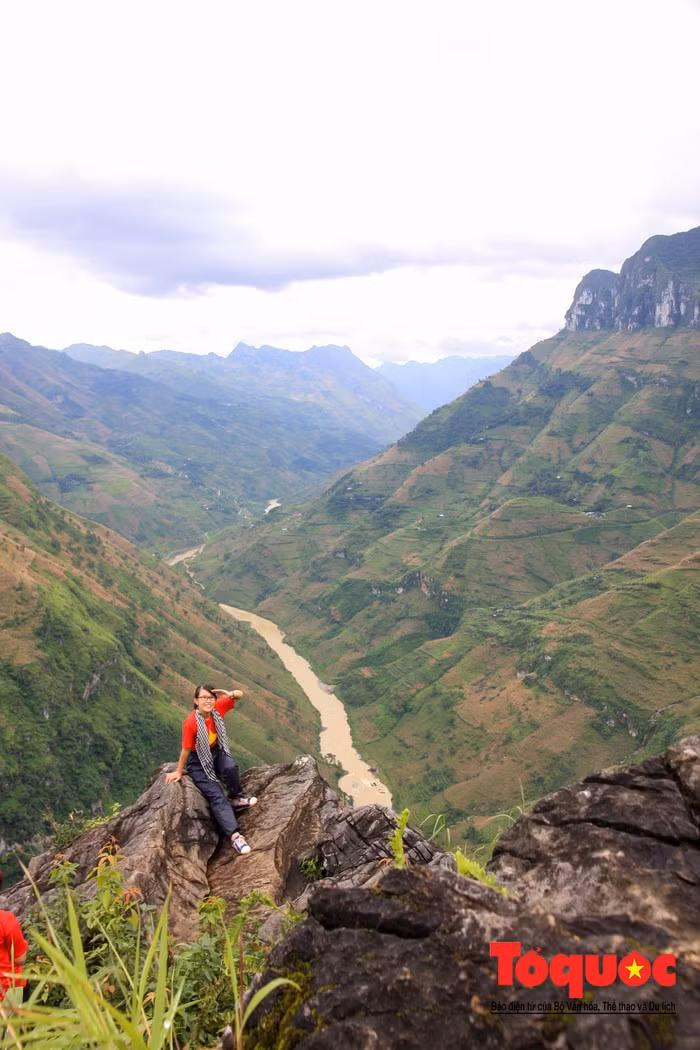 Một trong những điểm check in quen thuộc của du khách từ trên đỉnh đèo Mã Pì Lèng.