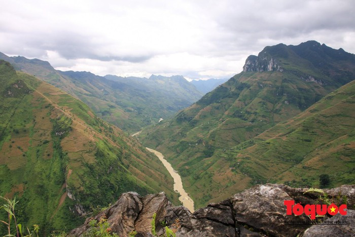 Cung đường Mã Pì Lèng nối liền Đồng Văn và Mèo Vạc trong đó có đoạn đèo 9 khoanh dài 20 km.