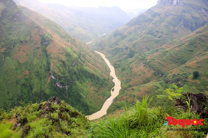 Để đến được đỉnh đèo Mã Pì Lèng, du khách phải vượt qua cung đường hiểm trở bậc nhất trong "tứ đại đỉnh đèo" thuộc các tỉnh miền núi phía Bắc Việt Nam (bao gồm Mã Pí Lèng (Hà Giang), đèo Ô Quý Hồ (nối liền 2 tỉnh Lào Cai và Lai Châu), đèo Pha Đin (nối 2 tỉnh Sơn La và Điện Biên) và đèo Khau Phạ (Yên Bái).