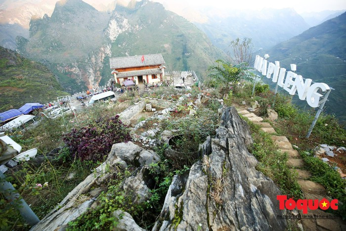 Tuy nhiên thời gian gần đây, Mã Pí Lèng đang bị xâm hại bởi những hình ảnh xấu xí từ các công trình trái phép.