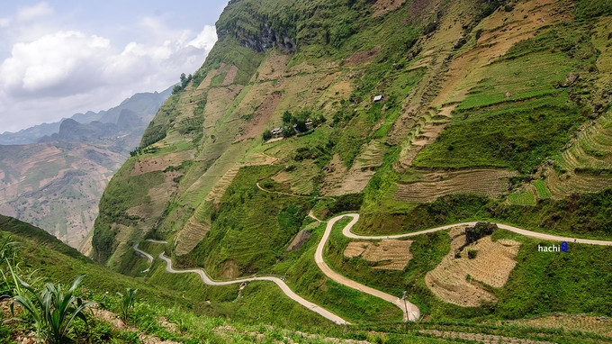 Đèo Mã Pí Lèng như một dải lụa vắt qua cao nguyên Đồng Văn. (Ảnh: Hachi8)