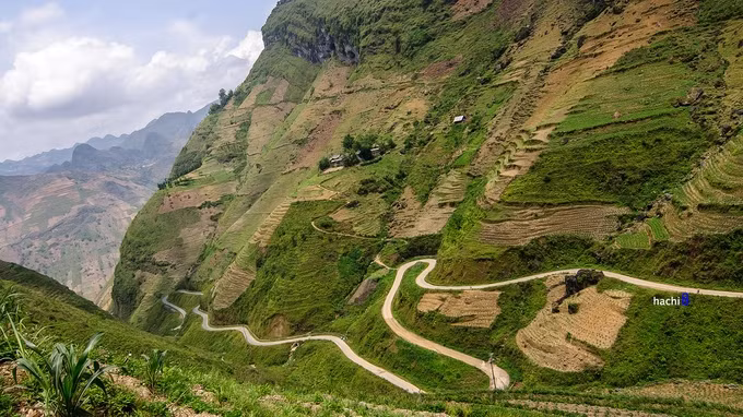 Đèo Mã Pí Lèng như một dải lụa vắt qua cao nguyên Đồng Văn. (Ảnh: Hachi8)