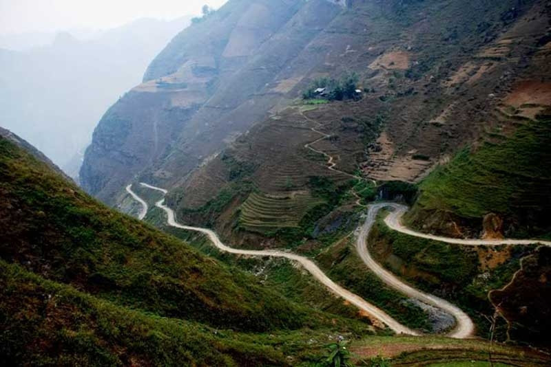 Khung cảnh nhìn từ đỉnh đèo Mã Pí Lèng