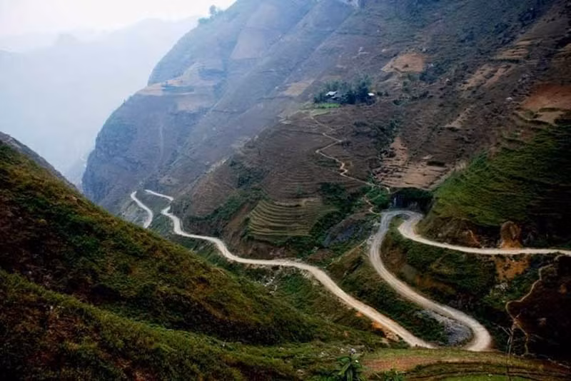 Khung cảnh nhìn từ đỉnh đèo Mã Pí Lèng