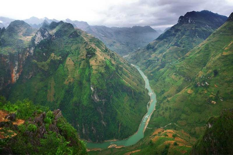 Mới đây, tòa nhà bê tông Mã Pì Lèng Panorama mọc lên "sừng sững" trên đỉnh đèo Mã Pí Lèng gây bức xúc trong cộng đồng. Với cảnh trí thiên nhiên tuyệt vời ở Mã Pí Lèng, việc mọc lên tòa nhà bê tông như thế làm phá vỡ cảnh quan nơi đây. Đáng nói, công trình trên chưa hề nhận được sự đồng ý của Bộ Văn hóa - thể thao và du lịch.