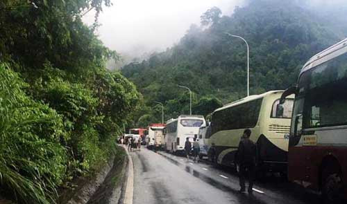 Ngay khi nhận được thông tin, lực lượng chức năng điều động nhiều xe cơ giới, máy múc tới hiện trường tiến hành giải phóng số đất đá đổ tràn xuống đường đèo.