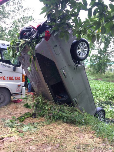 Oto lao nha dan, tong chet nguoi roi bay xuong kenh-Hinh-4