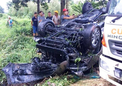 Oto lao nha dan, tong chet nguoi roi bay xuong kenh-Hinh-5