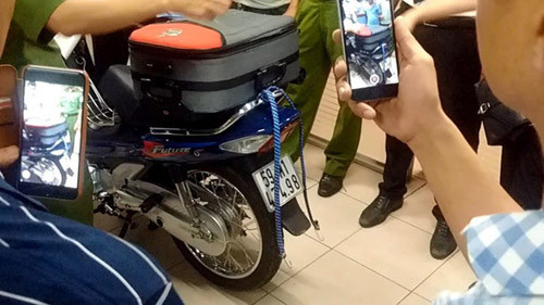 Chiếc xe máy chở phía sau vali cũ kỹ căng phồng dừng trước chung cư Oriental, quận Tân Phú...