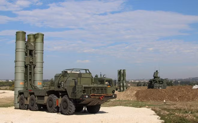 Hiện chưa rõ ai điều khiển S-400 của Nga ở Masyaf, nhưng trước đó có dấu hiệu cho thấy vì lý do không rõ, Nga đã vô hiệu hóa các hệ thống phòng không của mình ở Syria.