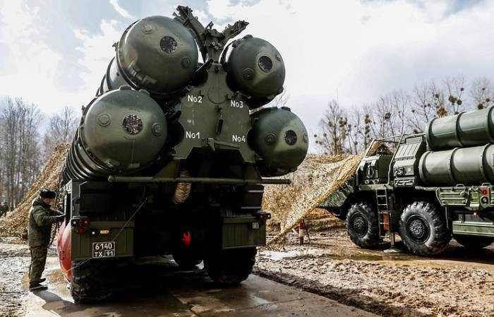 "Những nỗi lo lắng về việc rò rỉ công nghệ đang bị đồn thổi một cách thái quá, đặc biệt là đối với tên lửa phòng không. Thậm chí nếu như họ có tháo dỡ từng cái ốc vít của S-400 nhằm tìm ra bí công nghệ bên trong, họ sẽ trắng tay với tham vọng của mình bởi đây là hệ thống vũ khí có tính bảo mật hàng đầu thế giới hiện nay", chuyên gia Nga khẳng định.