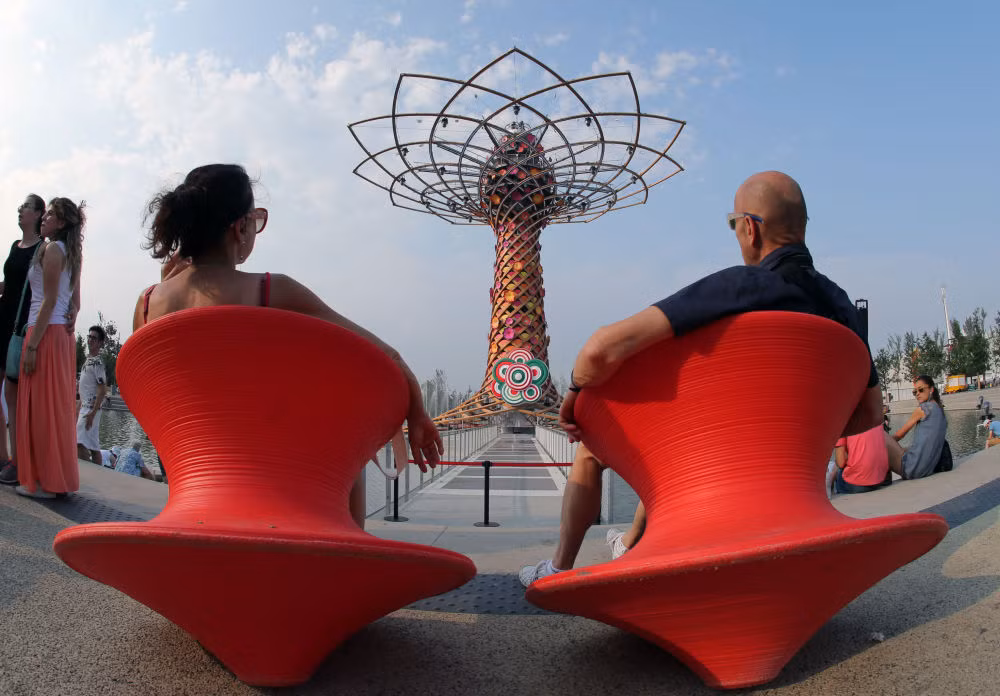 Nhiều quốc gia tham dự Expo 2015 đã đưa ra các ý tưởng để giải quyết vấn đề cung cấp lương thực cho toàn cầu. Các du khách đang quan sát gian hàng toàn cầu trong triển lãm Expo 2015.