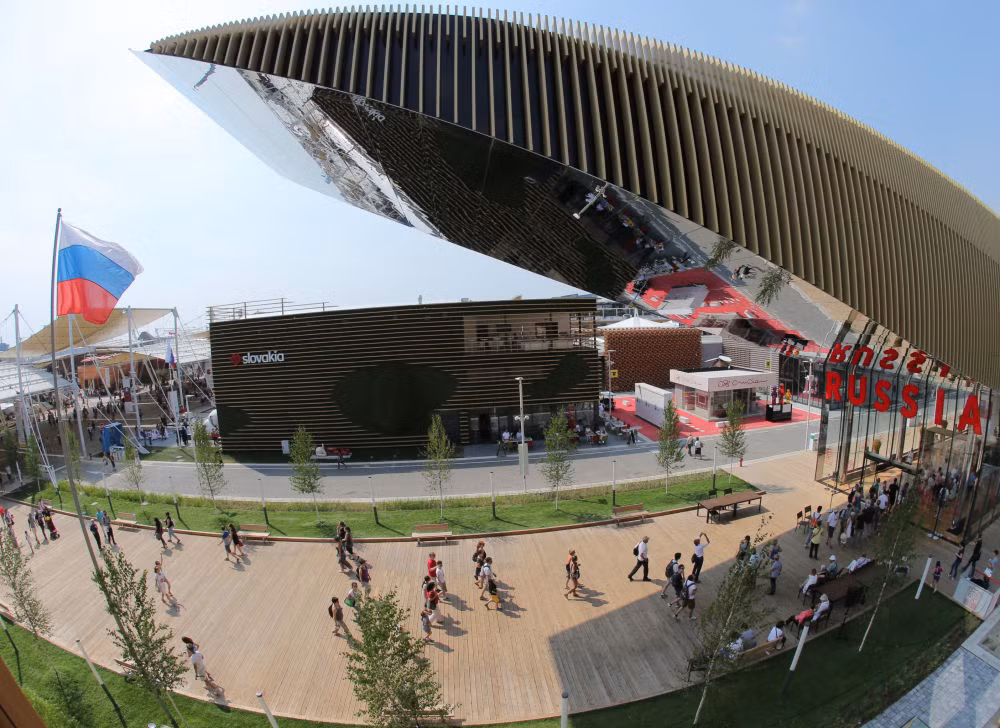 Gian hàng triển lãm của nước Nga ở Expo 2015 có diện tích mặt sàn lên tới hơn 4.000 mét vuông và là một trong những địa điểm hút nhiều du khách nhất trong số 45 gian hàng các nước tại triển lãm.