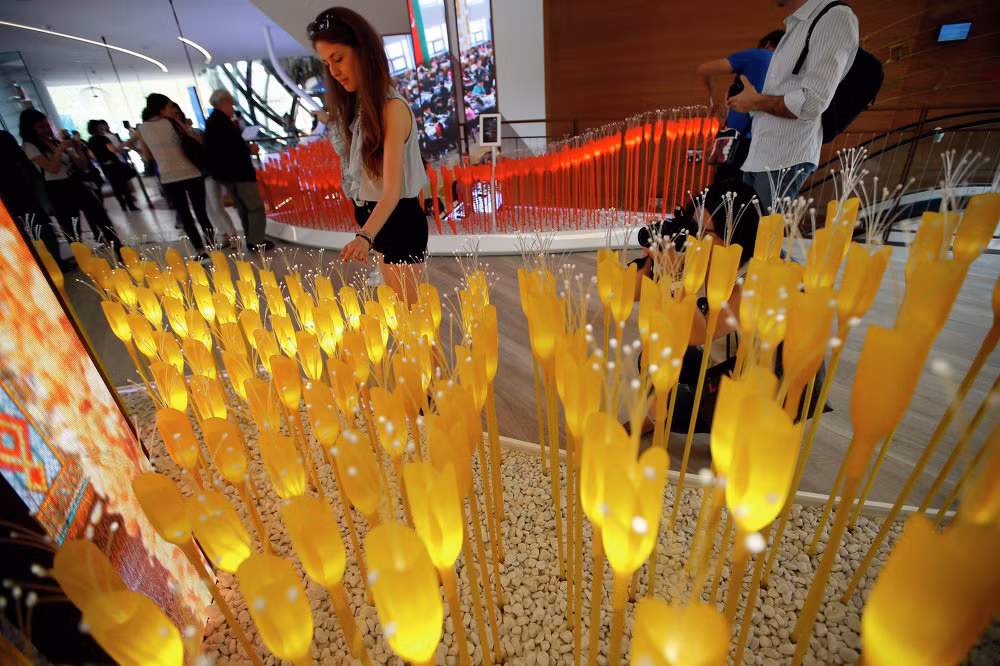 Tổng cộng 2,7 triệu khách tham quan đã tới Expo 2015. Ảnh: Mọi người chăm chú chiêm ngưỡng các đồ vật ở gian triển lãm của Azerbaijan.