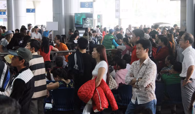 Càng về chiều tối, ga quốc nội sân bay Tân Sơn Nhất lượng khách đổ về thêm đông đúc...