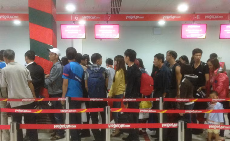 Tại khu vực làm thủ tục của các hãng hàng không, dòng người rồng rắn xếp hàng chờ đến lượt được vào làm thủ tục.