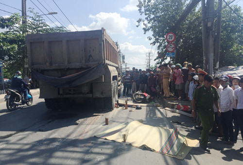 Doi vo chong tre chet tham duoi gam xe tai truoc mat con