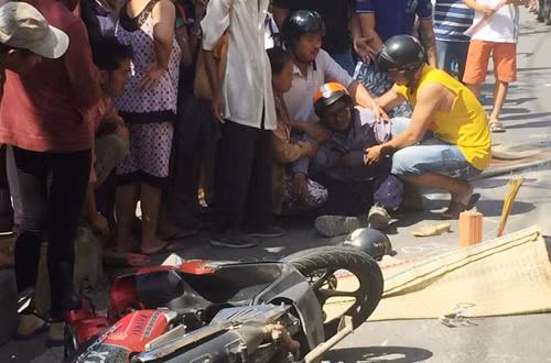 Doi vo chong tre chet tham duoi gam xe tai truoc mat con-Hinh-4