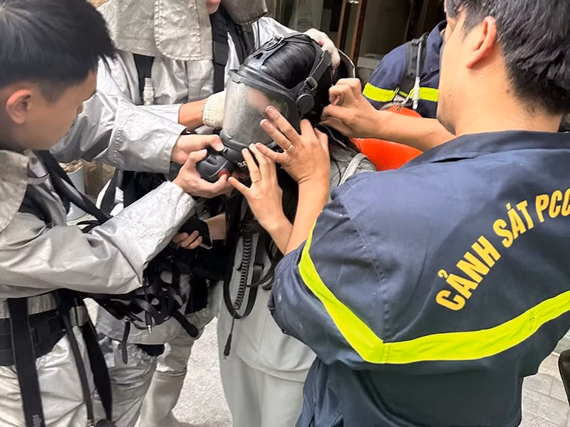 Ha Noi: Chay nha 8 tang, canh sat giai cuu 7 nguoi mac ket