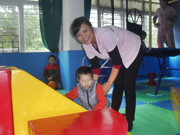 Lòng yêu nghề của cô giáo dạy trẻ “đặc biệt” - Hình 2 Long yeu nghe cua co giao day tre “dac biet”-Hinh-2