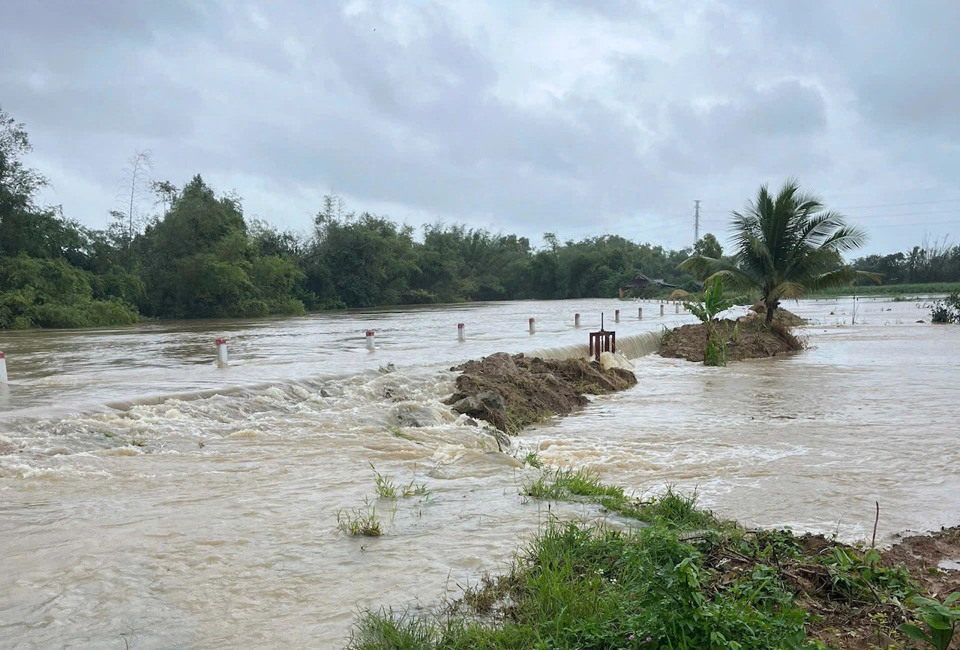 Ngập lụt đang diễn ra phức tạp tại một số tỉnh miền Trung Ngap lut dang dien ra phuc tap tai mot so tinh mien Trung