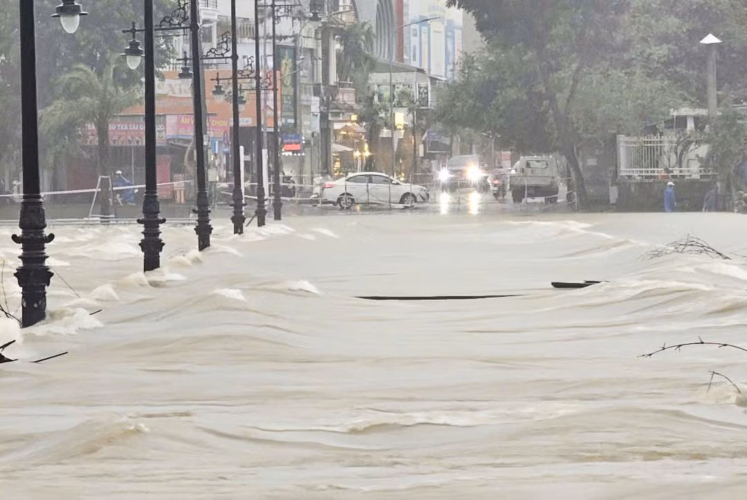 Thu tuong chi dao ung pho voi mua lu o Trung Bo