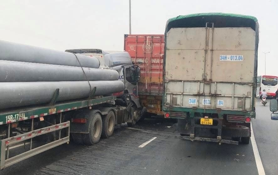 Quốc lộ 5 ùn tắc cục bộ do nạn giao thông liên hoàn Quoc lo 5 un tac cuc bo do nan giao thong lien hoan