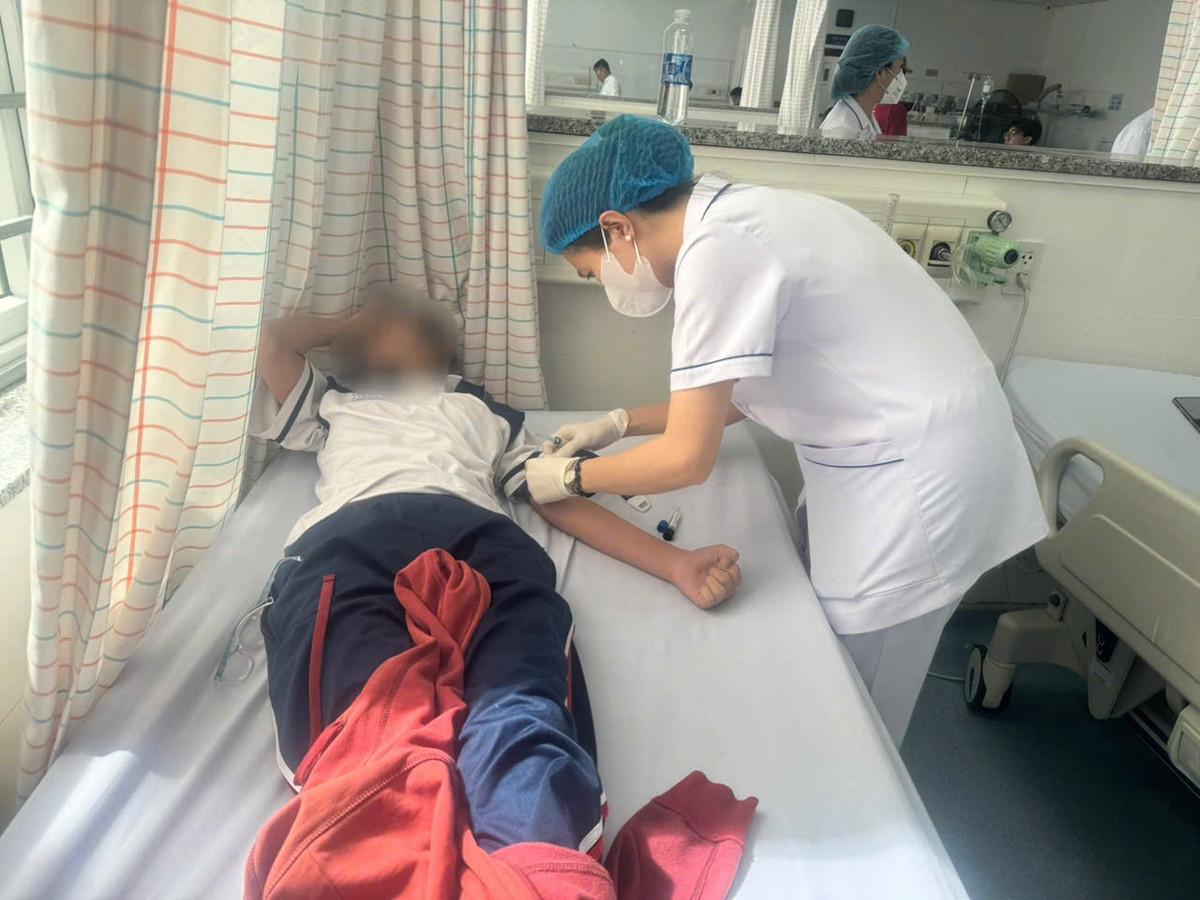 Nhiều người nhập viện sau khi ăn bánh mì ở cùng cửa hàng Nhieu nguoi nhap vien sau khi an banh mi o cung cua hang