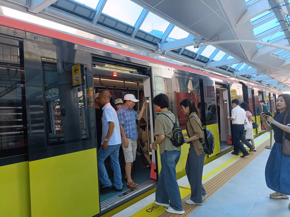 Tam dung tau dien Nhon - Cau Giay trong sang 9/11