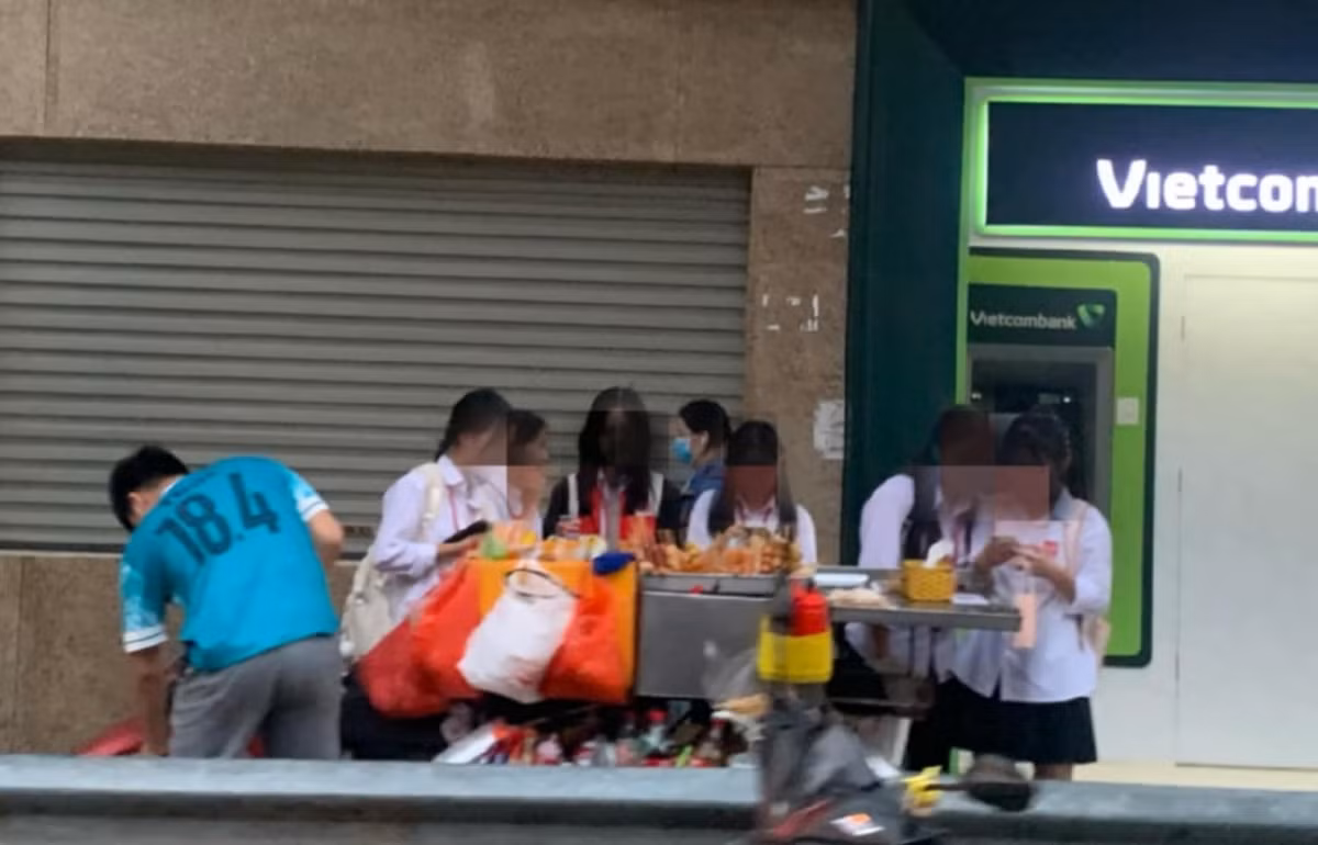 Đồ ăn vặt cổng trường: Tiện lợi gắn liền với hiểm họa về ATTP - Hình 2 Do an vat cong truong: Tien loi gan lien voi hiem hoa ve ATTP-Hinh-2