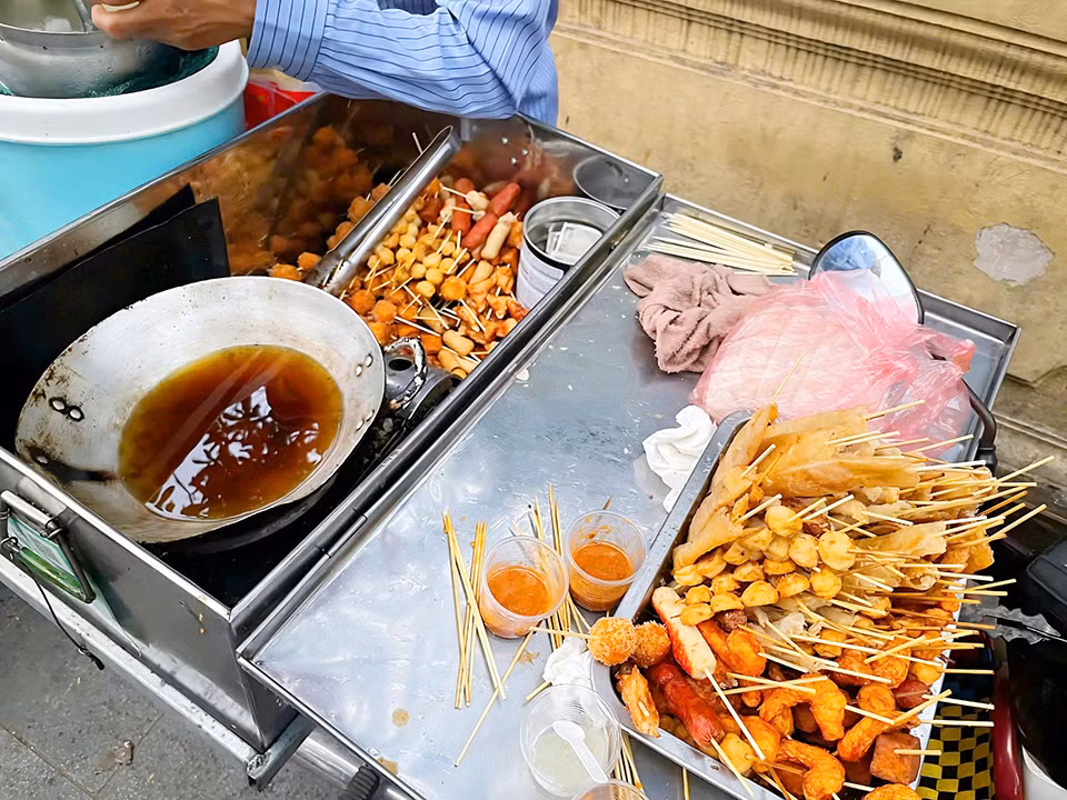 Đồ ăn vặt cổng trường: Tiện lợi gắn liền với hiểm họa về ATTP Do an vat cong truong: Tien loi gan lien voi hiem hoa ve ATTP