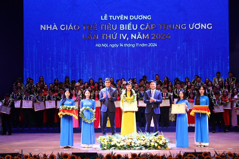 Tôn vinh cống hiến của 99 nhà giáo trẻ tiêu biểu cấp Trung ương Ton vinh cong hien cua 99 nha giao tre tieu bieu cap Trung uong